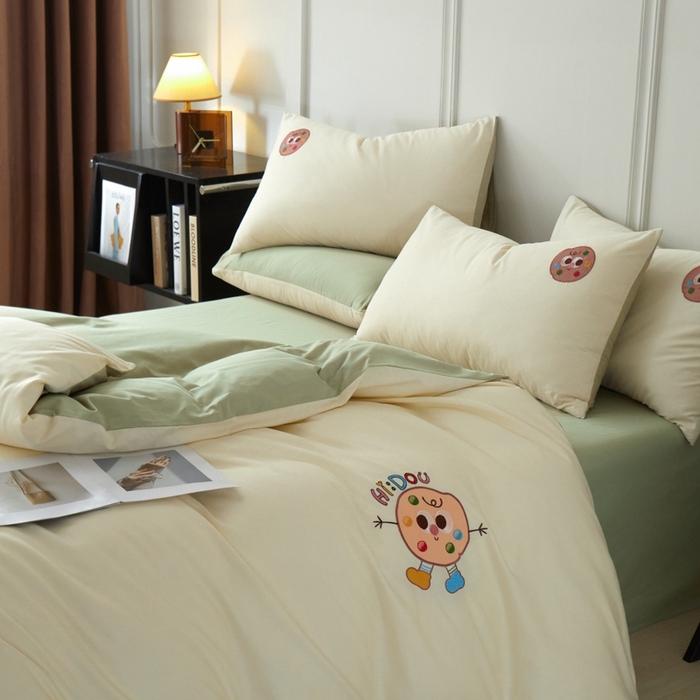 91家纺网 家纺一手货源 找家纺 万盛家纺 2025新款全棉喷气133*72刺绣卡通四件套 cookies饼干仔-奶白绿