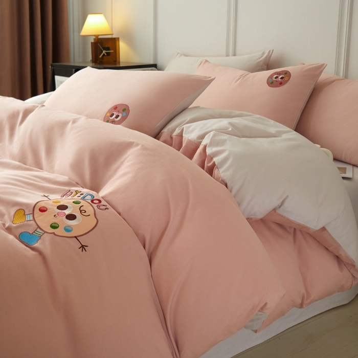 91家纺网 家纺一手货源 找家纺 万盛家纺 2025新款全棉喷气133*72刺绣卡通四件套 cookies饼千仔-豆沙粉