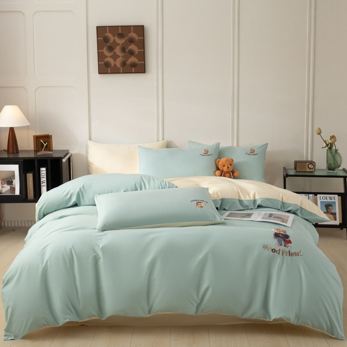 91家纺网 家纺一手货源 找家纺 万盛家纺 2025新款全棉喷气133*72刺绣卡通四件套 fashion熊-浅蓝卡其