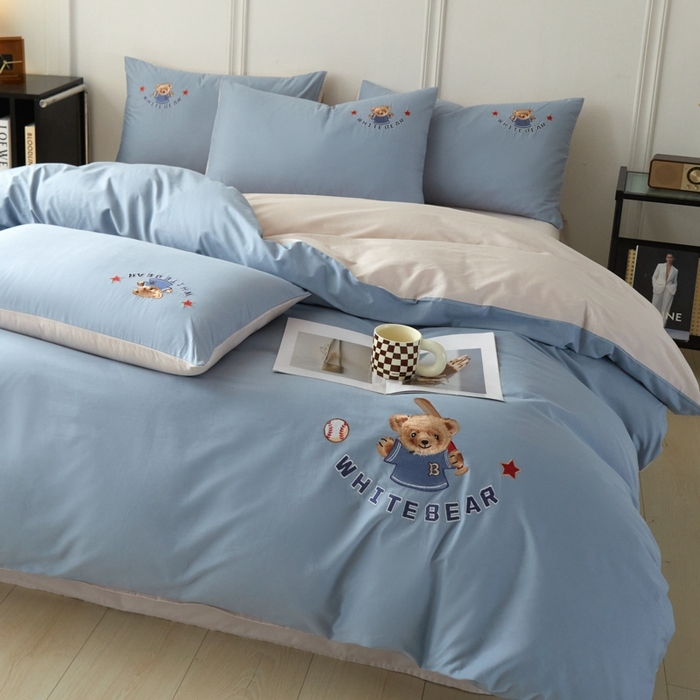 91家纺网 家纺一手货源 找家纺 万盛家纺 2025新款全棉喷气133*72刺绣卡通四件套 basebal熊-深蓝咖