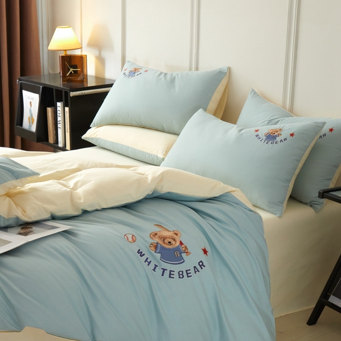 91家纺网 家纺一手货源 找家纺 万盛家纺 2025新款全棉喷气133*72刺绣卡通四件套 baseball熊-浅蓝卡其