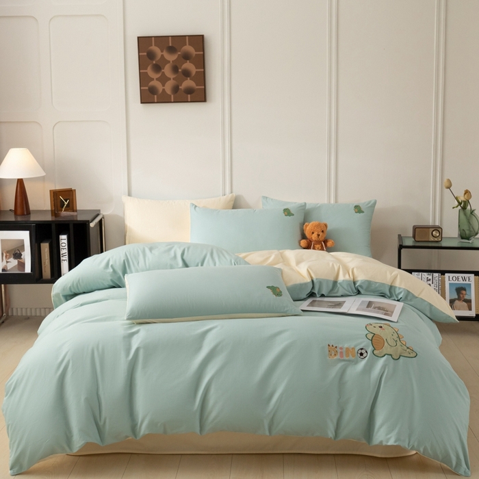 91家纺网 家纺一手货源 找家纺 万盛家纺 2025新款全棉喷气133*72刺绣卡通四件套 football恐龙-浅蓝卡其