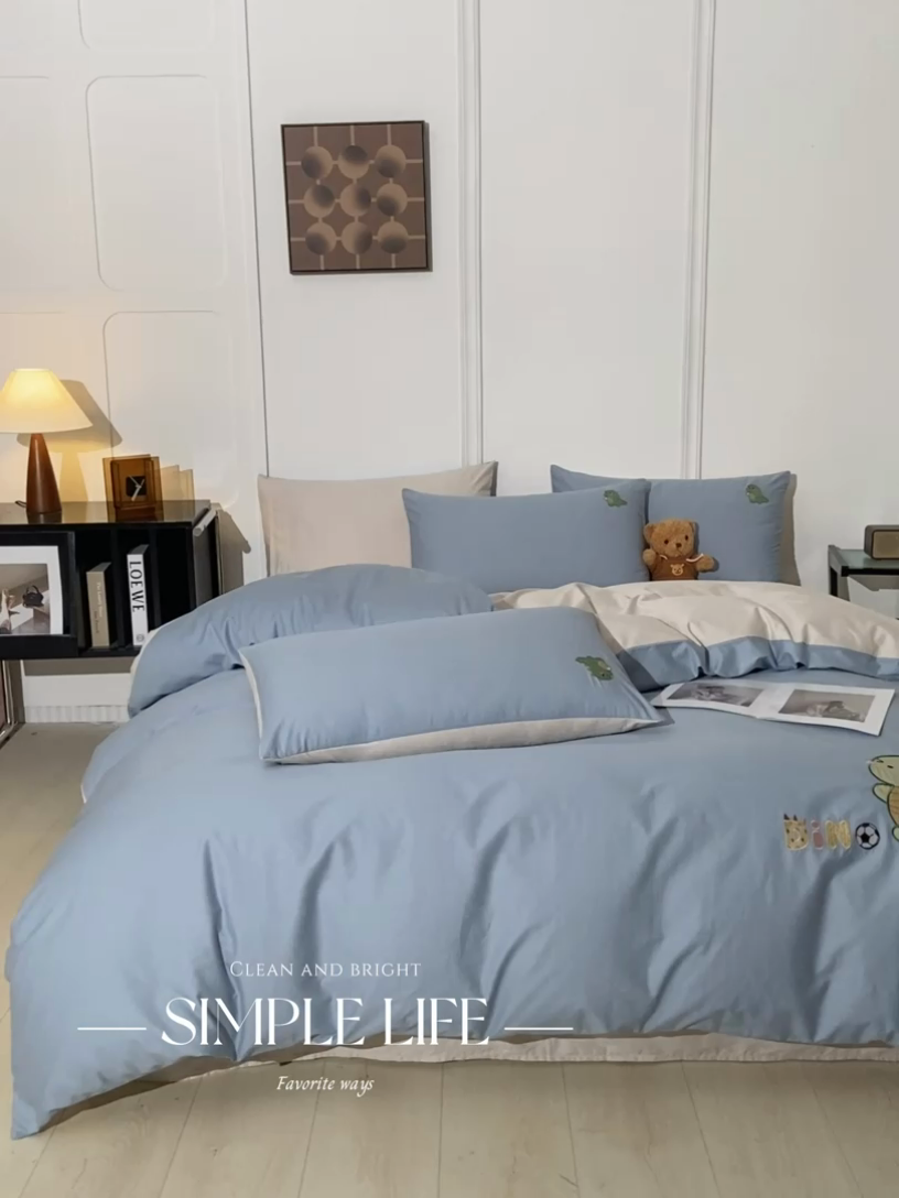 91家纺网 家纺一手货源 找家纺 万盛家纺 2025新款全棉喷气133*72刺绣卡通四件套 football恐龙-深蓝咖