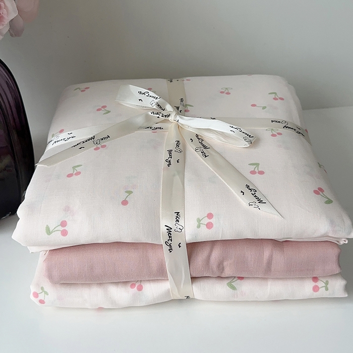 91家纺网 家纺一手货源 找家纺 麦伦家居 2024春夏新品全棉有氧双层纱印花系列四件套（叠拍图）樱桃粉