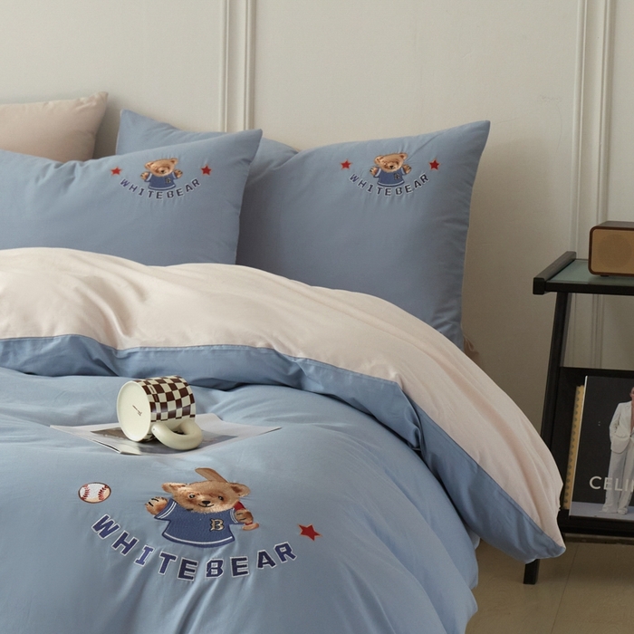 91家纺网 家纺一手货源 找家纺 万盛家纺 2025新款全棉喷气133*72刺绣卡通四件套 basebal熊-深蓝咖