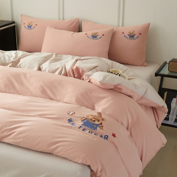 91家纺网 家纺一手货源 找家纺 万盛家纺 2025新款全棉喷气133*72刺绣卡通四件套 baseball熊-豆沙粉