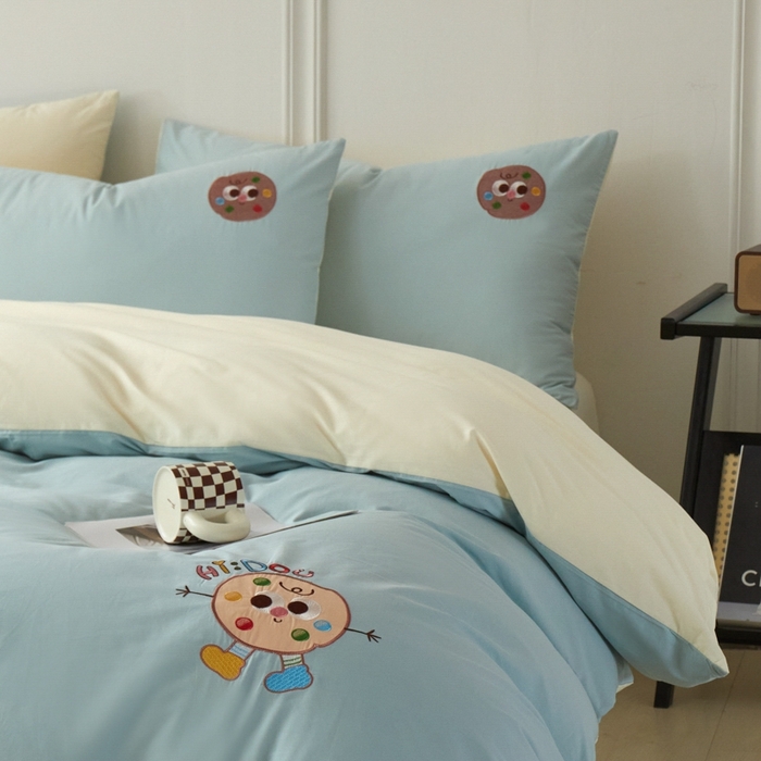 91家纺网 家纺一手货源 找家纺 万盛家纺 2025新款全棉喷气133*72刺绣卡通四件套 cookies饼干仔-浅蓝卡其