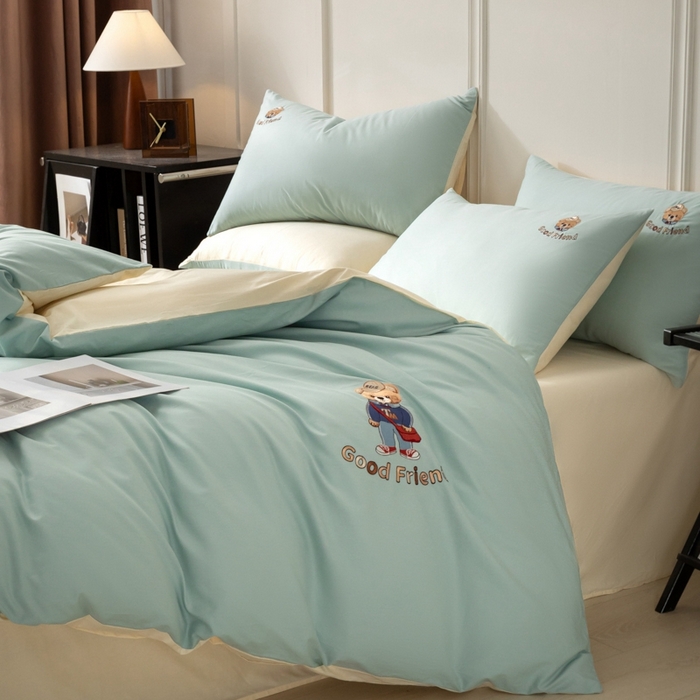 91家纺网 家纺一手货源 找家纺 万盛家纺 2025新款全棉喷气133*72刺绣卡通四件套 fashion熊-浅蓝卡其