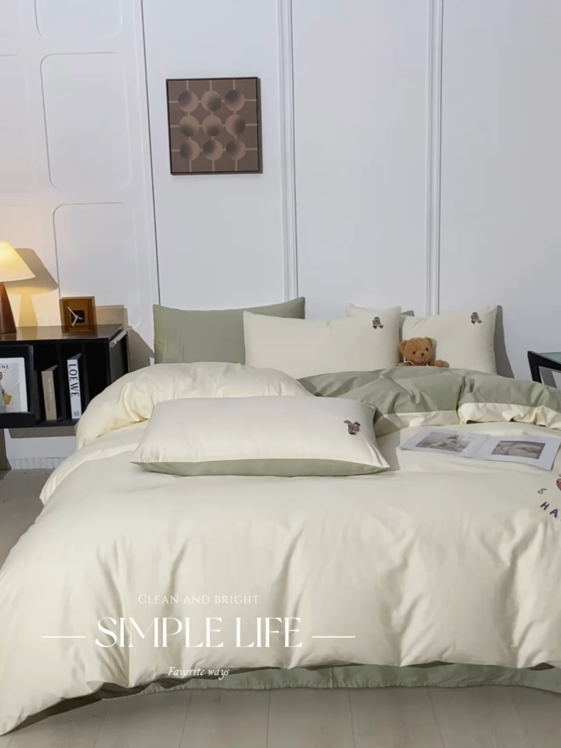 91家纺网 家纺一手货源 找家纺 万盛家纺 2025新款全棉喷气133*72刺绣卡通四件套 fashion熊-奶白绿