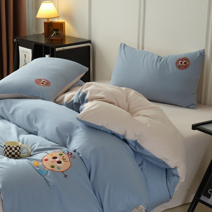 91家纺网 家纺一手货源 找家纺 万盛家纺 2025新款全棉喷气133*72刺绣卡通四件套 cookies饼干仔-深蓝咖