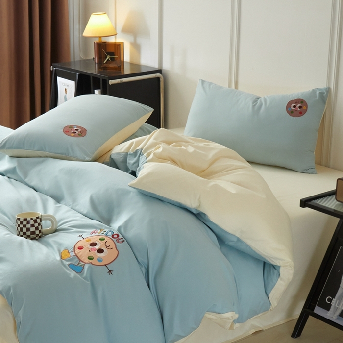 91家纺网 家纺一手货源 找家纺 万盛家纺 2025新款全棉喷气133*72刺绣卡通四件套 cookies饼干仔-浅蓝卡其