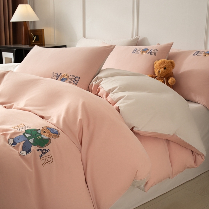 91家纺网 家纺一手货源 找家纺 万盛家纺 2025新款全棉喷气133*72刺绣卡通四件套 cowboy熊-豆沙粉