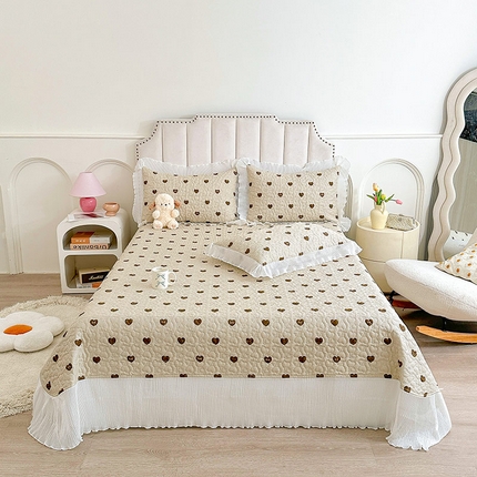 91家纺网 家纺一手货源 找家纺 宜凡 2024新款全棉印花雪纺夹棉床盖三件套 爱心 咖啡