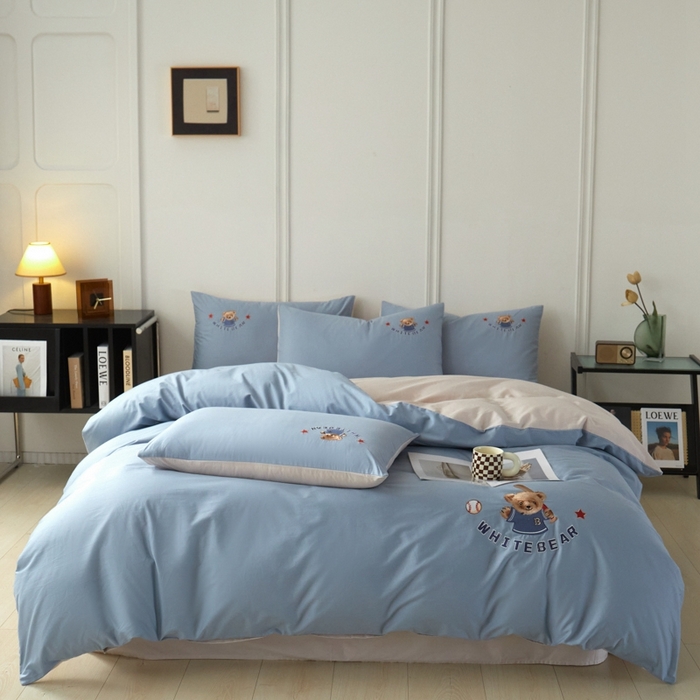 91家纺网 家纺一手货源 找家纺 万盛家纺 2025新款全棉喷气133*72刺绣卡通四件套 basebal熊-深蓝咖