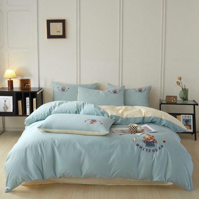 91家纺网 家纺一手货源 找家纺 万盛家纺 2025新款全棉喷气133*72刺绣卡通四件套 baseball熊-浅蓝卡其