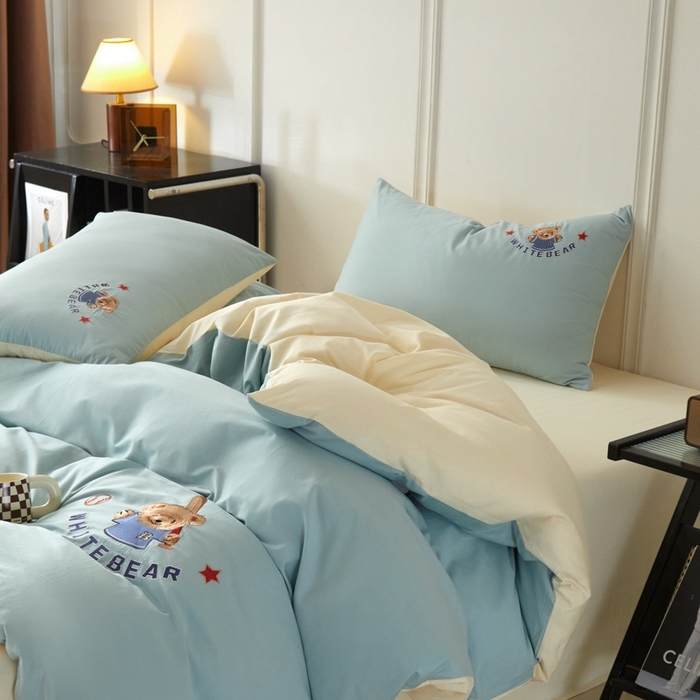 91家纺网 家纺一手货源 找家纺 万盛家纺 2025新款全棉喷气133*72刺绣卡通四件套 baseball熊-浅蓝卡其