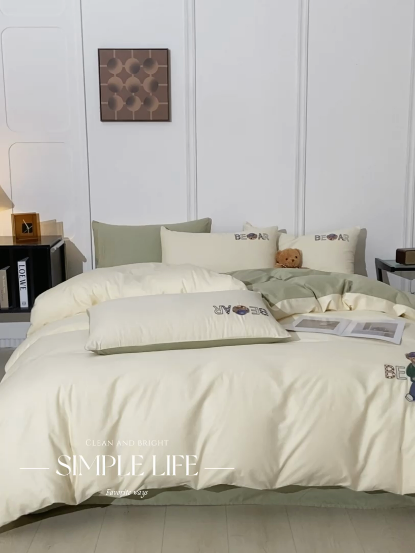 91家纺网 家纺一手货源 找家纺 万盛家纺 2025新款全棉喷气133*72刺绣卡通四件套 cowboy熊-奶白绿