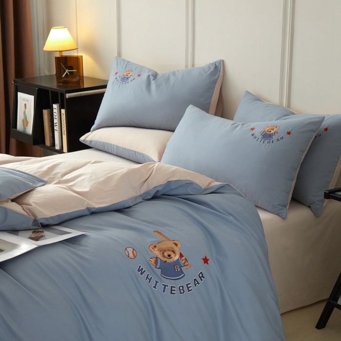 91家纺网 家纺一手货源 找家纺 万盛家纺 2025新款全棉喷气133*72刺绣卡通四件套 basebal熊-深蓝咖