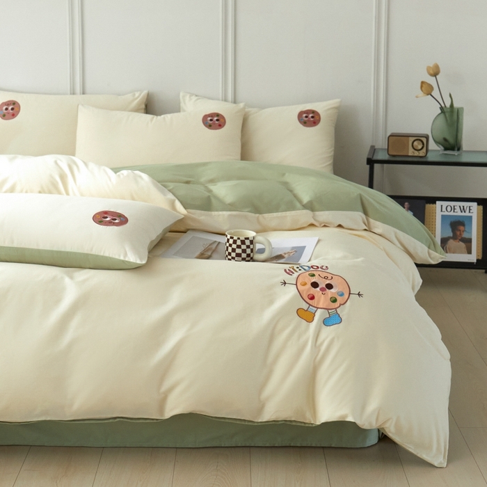 91家纺网 家纺一手货源 找家纺 万盛家纺 2025新款全棉喷气133*72刺绣卡通四件套 cookies饼干仔-奶白绿