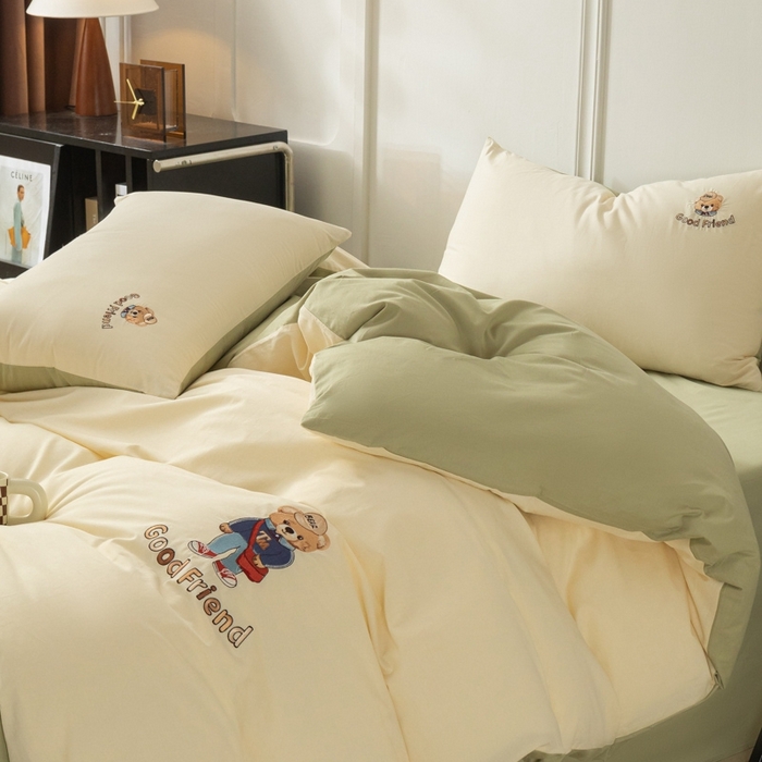 91家纺网 家纺一手货源 找家纺 万盛家纺 2025新款全棉喷气133*72刺绣卡通四件套 fashion熊-奶白绿