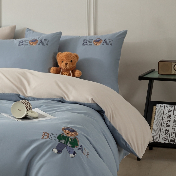 91家纺网 家纺一手货源 找家纺 万盛家纺 2025新款全棉喷气133*72刺绣卡通四件套 cowboy熊-深蓝咖