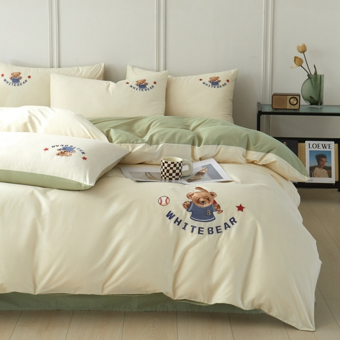91家纺网 家纺一手货源 找家纺 万盛家纺 2025新款全棉喷气133*72刺绣卡通四件套 baseball熊-奶白绿
