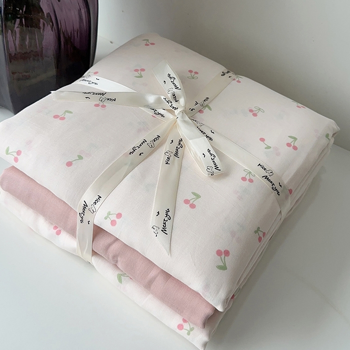 91家纺网 家纺一手货源 找家纺 麦伦家居 2024春夏新品全棉有氧双层纱印花系列四件套（叠拍图）樱桃粉