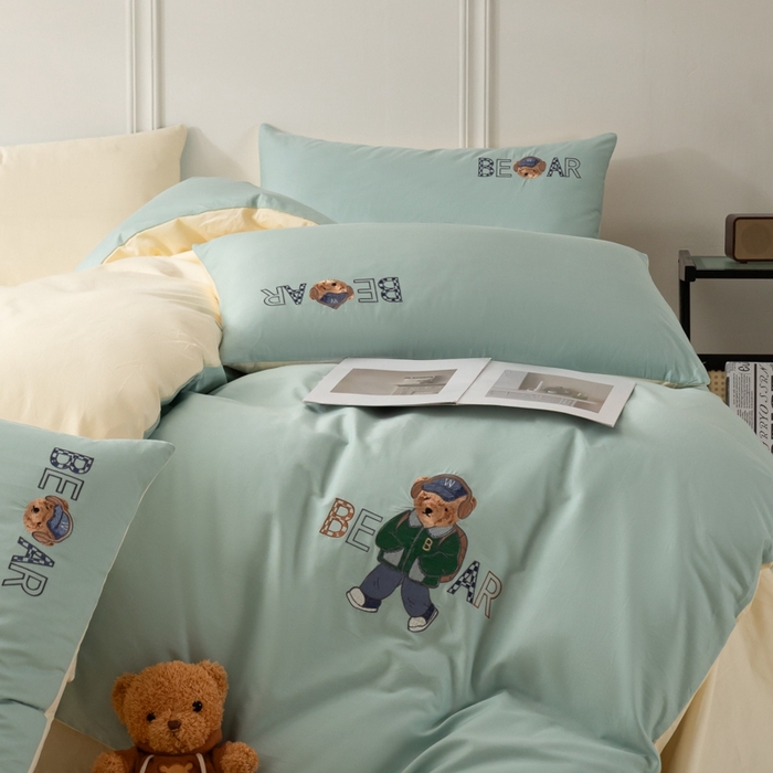 91家纺网 家纺一手货源 找家纺 万盛家纺 2025新款全棉喷气133*72刺绣卡通四件套 cowboy熊-浅蓝卡其