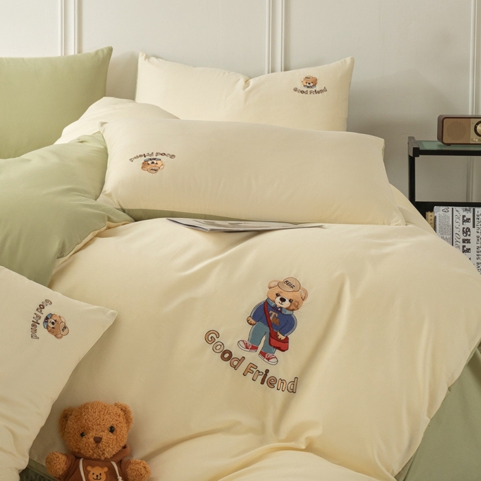 91家纺网 家纺一手货源 找家纺 万盛家纺 2025新款全棉喷气133*72刺绣卡通四件套 fashion熊-奶白绿