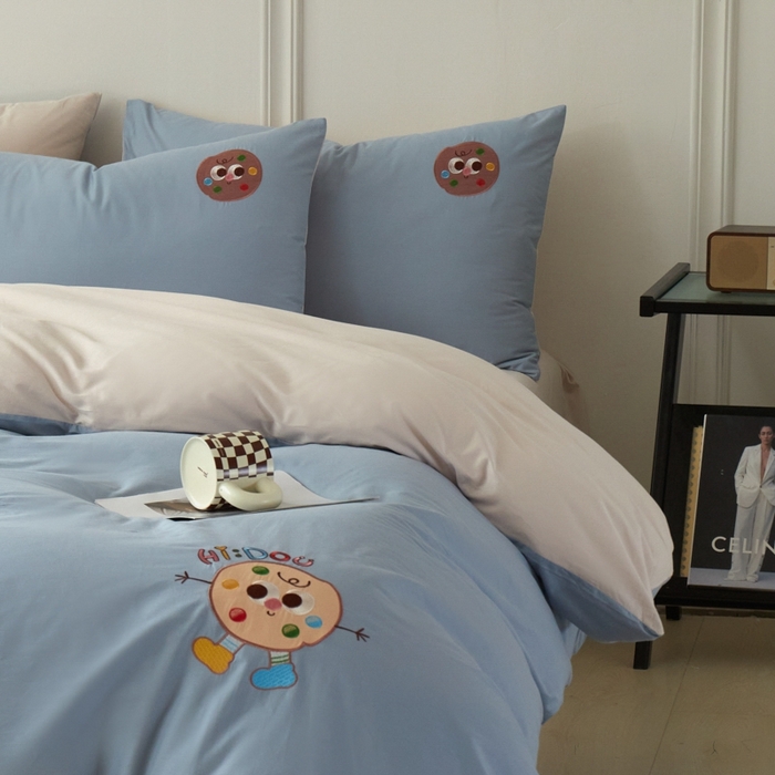 91家纺网 家纺一手货源 找家纺 万盛家纺 2025新款全棉喷气133*72刺绣卡通四件套 cookies饼干仔-深蓝咖