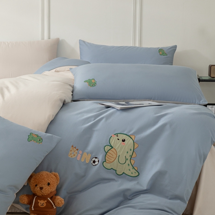 91家纺网 家纺一手货源 找家纺 万盛家纺 2025新款全棉喷气133*72刺绣卡通四件套 football恐龙-深蓝咖