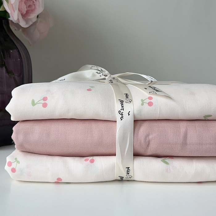 91家纺网 家纺一手货源 找家纺 麦伦家居 2024春夏新品全棉有氧双层纱印花系列四件套（叠拍图）樱桃粉