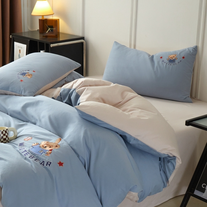 91家纺网 家纺一手货源 找家纺 万盛家纺 2025新款全棉喷气133*72刺绣卡通四件套 basebal熊-深蓝咖