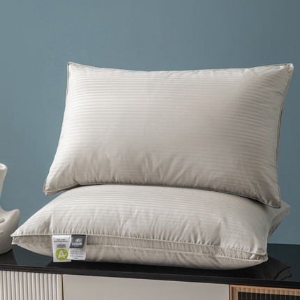 91家纺网 家纺一手货源 找家纺 太阳羽家纺 2025全棉缎条枕三层高端枕立体缎纹枕 缎条银灰色高枕