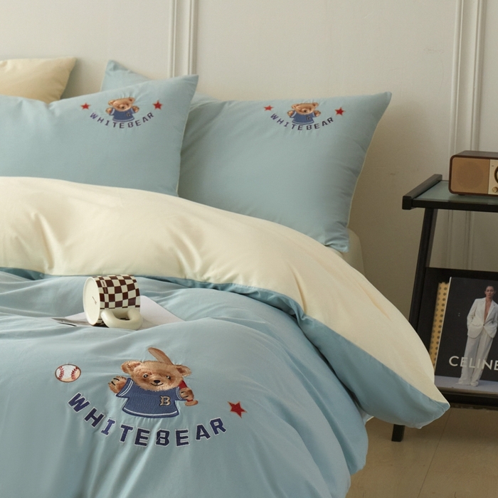 91家纺网 家纺一手货源 找家纺 万盛家纺 2025新款全棉喷气133*72刺绣卡通四件套 baseball熊-浅蓝卡其