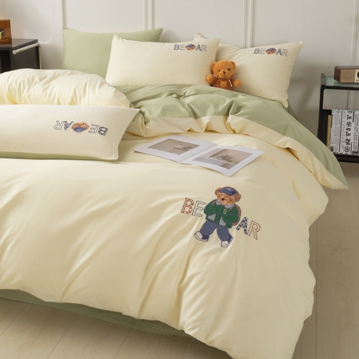 91家纺网 家纺一手货源 找家纺 万盛家纺 2025新款全棉喷气133*72刺绣卡通四件套 cowboy熊-奶白绿