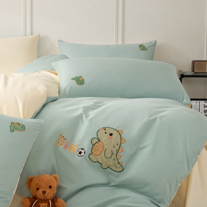 91家纺网 家纺一手货源 找家纺 万盛家纺 2025新款全棉喷气133*72刺绣卡通四件套 football恐龙-浅蓝卡其