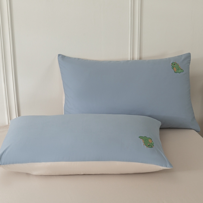 91家纺网 家纺一手货源 找家纺 万盛家纺 2025新款全棉喷气133*72刺绣卡通四件套 football恐龙-深蓝咖