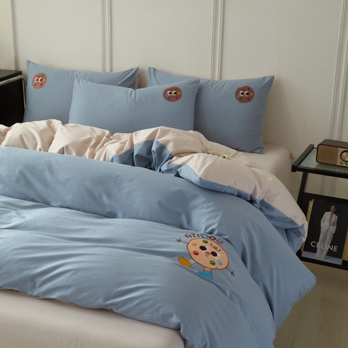 91家纺网 家纺一手货源 找家纺 万盛家纺 2025新款全棉喷气133*72刺绣卡通四件套 cookies饼干仔-深蓝咖