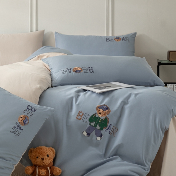 91家纺网 家纺一手货源 找家纺 万盛家纺 2025新款全棉喷气133*72刺绣卡通四件套 cowboy熊-深蓝咖