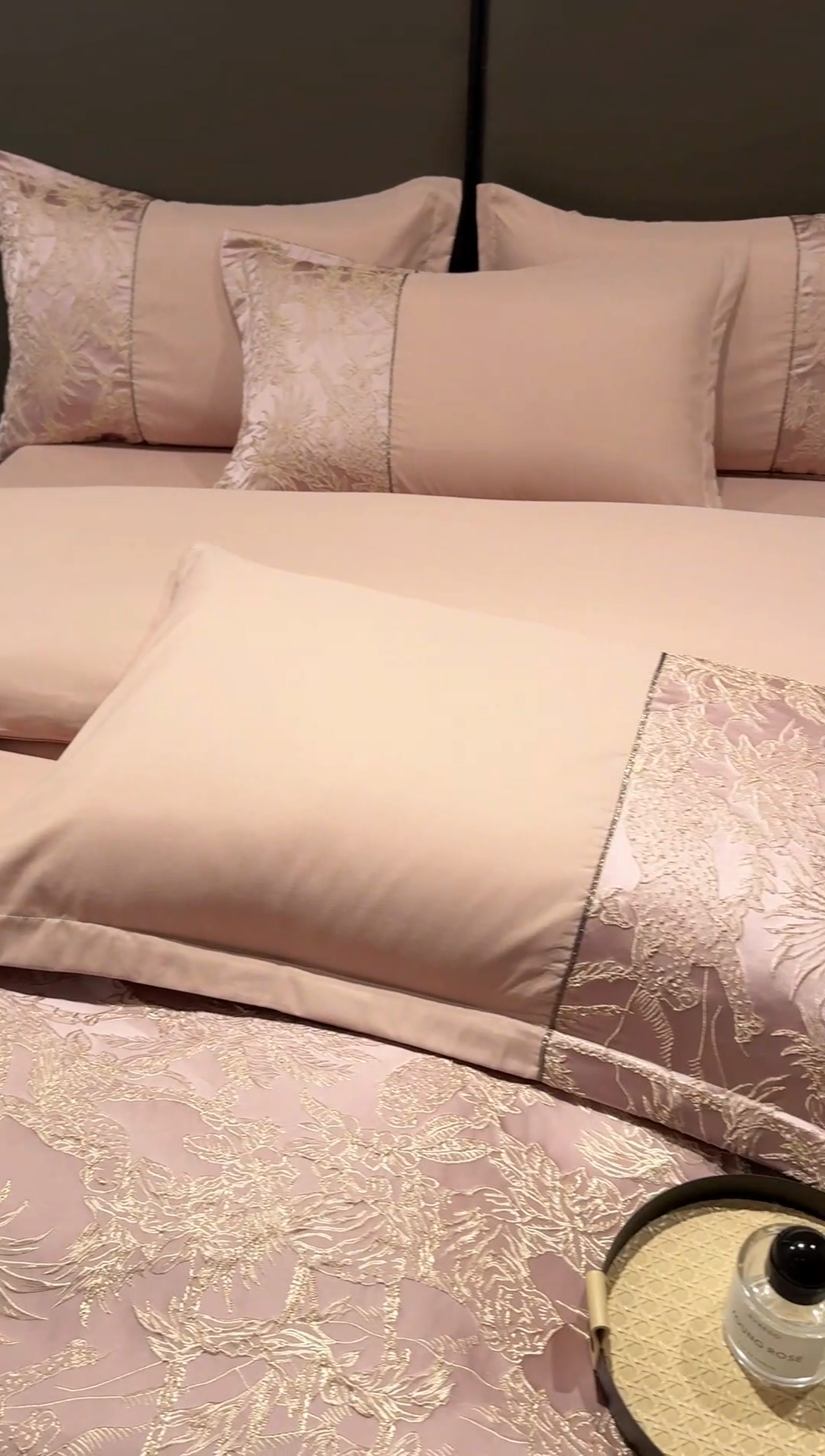 91家纺网 家纺一手货源 找家纺 布可家纺 2025新款轻奢精美浮雕刺绣提花四件套 安露莎-胭脂粉