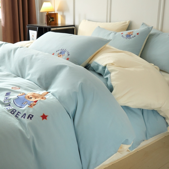 91家纺网 家纺一手货源 找家纺 万盛家纺 2025新款全棉喷气133*72刺绣卡通四件套 baseball熊-浅蓝卡其