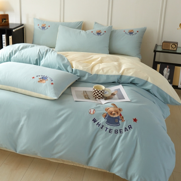 91家纺网 家纺一手货源 找家纺 万盛家纺 2025新款全棉喷气133*72刺绣卡通四件套 baseball熊-浅蓝卡其