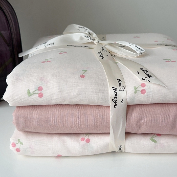 91家纺网 家纺一手货源 找家纺 麦伦家居 2024春夏新品全棉有氧双层纱印花系列四件套（叠拍图）樱桃粉