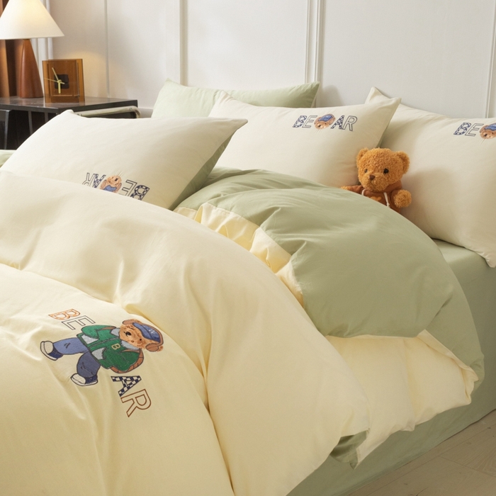 91家纺网 家纺一手货源 找家纺 万盛家纺 2025新款全棉喷气133*72刺绣卡通四件套 cowboy熊-奶白绿