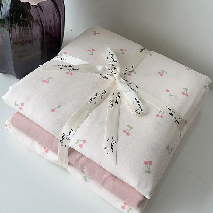 91家纺网 家纺一手货源 找家纺 麦伦家居 2024春夏新品全棉有氧双层纱印花系列四件套（叠拍图）樱桃粉