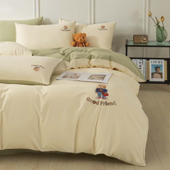 91家纺网 家纺一手货源 找家纺 万盛家纺 2025新款全棉喷气133*72刺绣卡通四件套 fashion熊-奶白绿