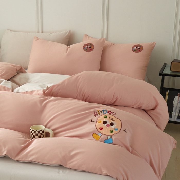 91家纺网 家纺一手货源 找家纺 万盛家纺 2025新款全棉喷气133*72刺绣卡通四件套 cookies饼千仔-豆沙粉