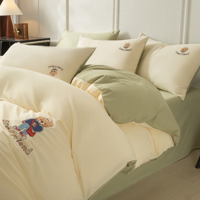 91家纺网 家纺一手货源 找家纺 万盛家纺 2025新款全棉喷气133*72刺绣卡通四件套 fashion熊-奶白绿