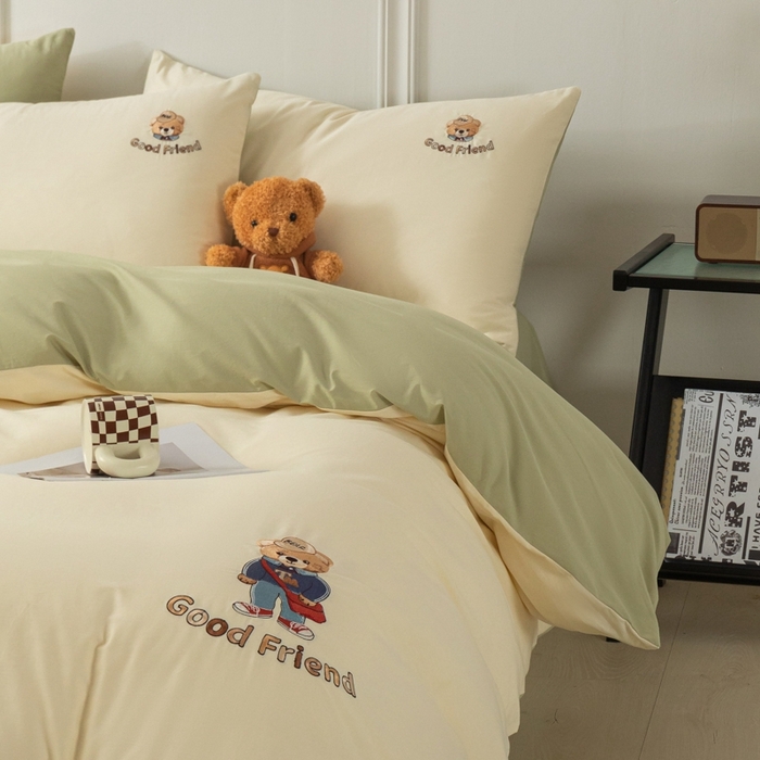 91家纺网 家纺一手货源 找家纺 万盛家纺 2025新款全棉喷气133*72刺绣卡通四件套 fashion熊-奶白绿